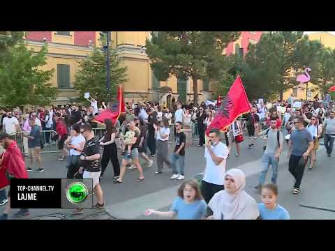 Top Channel/ Me pankarta në duar, protestuesit e Zvërnecit marshojnë drejt Kryeministrisë thumbnail