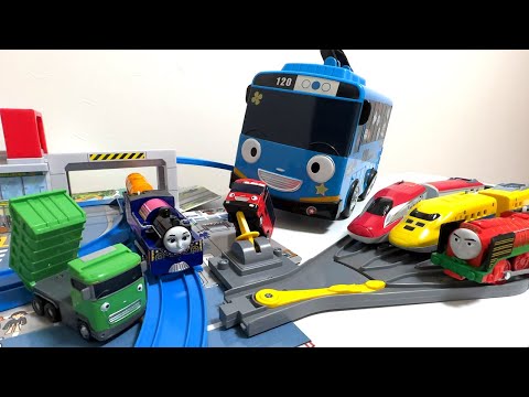 Play with Thomas the Tank Engine, Japanese Shinkansen (Train) & Plarail Courses! thumbnail