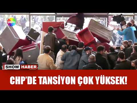 Polis barikatları yıkarak CHP binasına girdi! thumbnail