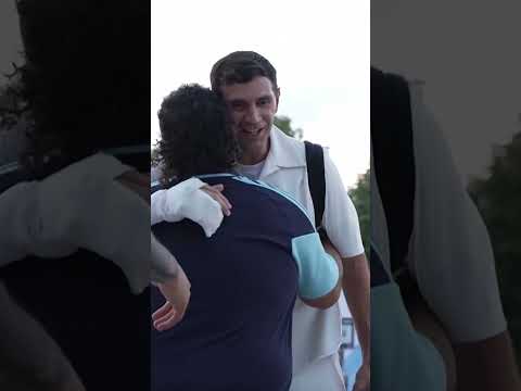 😄 Leo Messi et la sélection argentine affichent un large sourire à leur arrivée à Kansas City ! 🇦🇷🏆 thumbnail