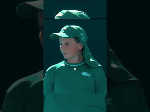 ? Un joueur de tennis percute un enfant ramasseur de balles et tout le monde l'ignore.. thumbnail