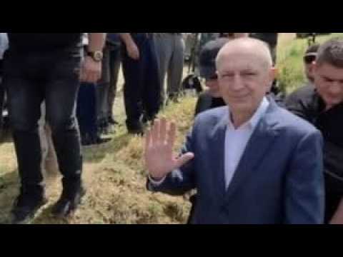 Ja kush e shoqëroi Ilir Metën në funeralin e të atit në Çepan! Gazetarja sjell detajet... thumbnail