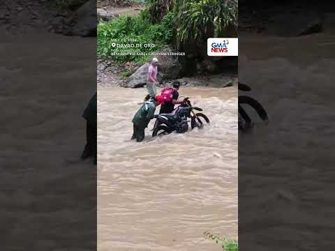 Mga residente, nahirapang tumawid sa binahang sapa sa Davao de Oro | GMA News thumbnail