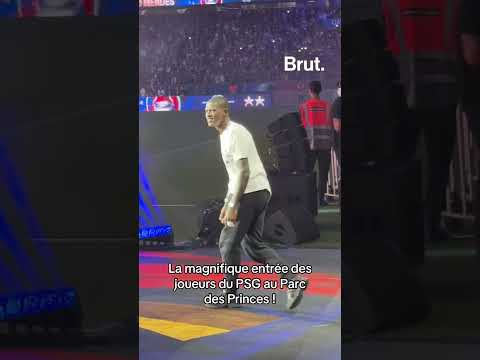 La magnifique entrée des joueurs du PSG au Parc des Princes ! thumbnail
