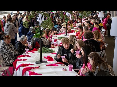 La Lituanie voit la vie en rose pour un grand festival de soupe froide thumbnail
