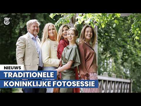 Koning grapt tijdens fotosessie: 'Ik in het midden? Zonde van de foto!' thumbnail
