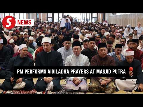 PM Anwar performs Aidiladha prayers with 10,000 congregants at Masjid Putra thumbnail