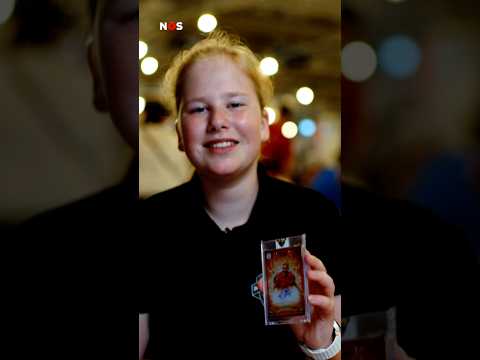 Sylke verzamelt zeldzame voetbalplaatjes met haar vader thumbnail