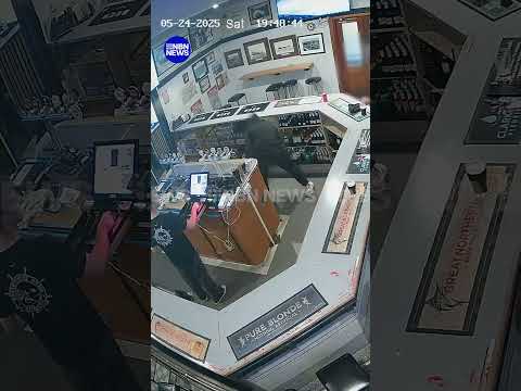 Brave pub patrons take on thief at NSW pub | 9 News Australia thumbnail