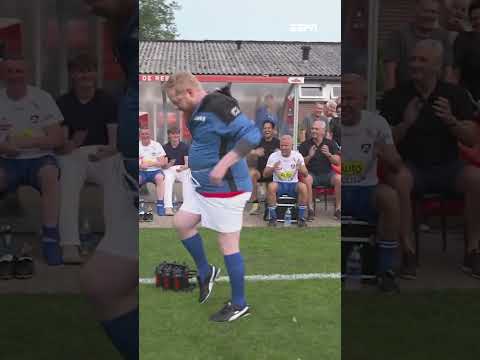 Niemand minder dan Jankees '𝐌𝐚𝐫𝐚𝐝𝐨𝐧𝐚' van den Berg op sportpark De Meer 👀 thumbnail