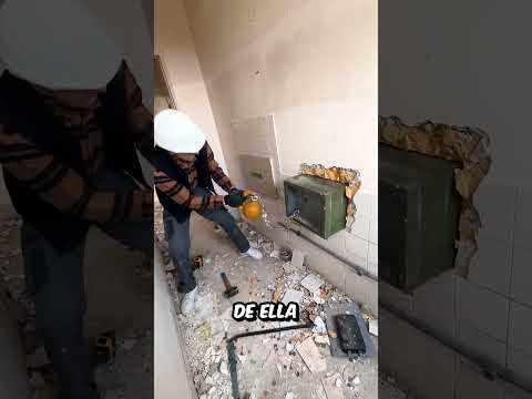 DESCUBRIÓ una CAJA FUERTE SECRETA oculta detrás de LA PARED de su NUEVA CASA thumbnail