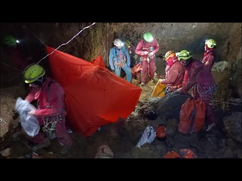 Cuneo, salvato dopo 12 ore lo speleologo bloccato nella Grotta dei Cinghiali Volanti thumbnail