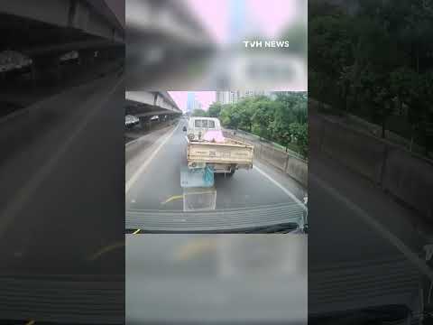 Quá phẫn nộ: Tài xế xe tải trắng chèn ép xe khác, chặn đầu xe tác động vật lý tài xế khác thumbnail