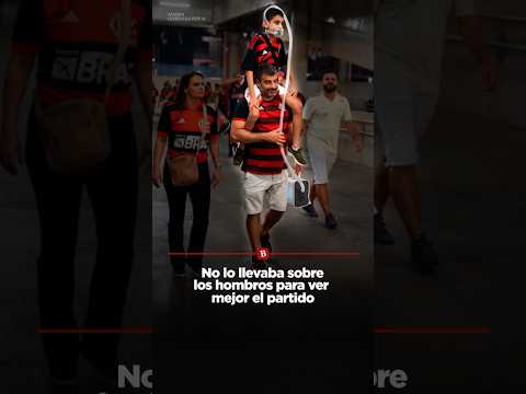No lo llevaba sobre los hombros para ver mejor el partido thumbnail