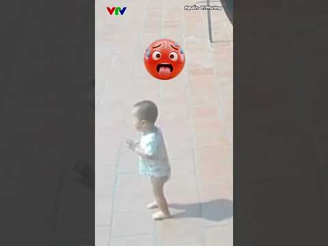 Nắng nóng khiến trẻ nhỏ 'đứng hình' giữa sân vì bỏng chân | VTV24 thumbnail