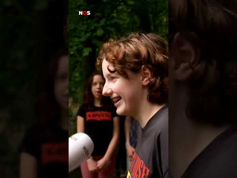 Koninklijke familie op de foto, klas loopt juichend langs thumbnail