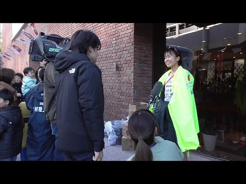 ゴール後にインタビューを受ける十八親和銀行　藤丸結選手　長崎新聞社前　第７０回郡市対抗県下一周駅伝　２０２４０１２８ thumbnail