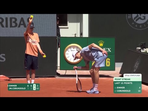 Roland-Garros, Sinner sfinito a bordo campo e sulla racchetta: il momento del crollo al terzo set thumbnail