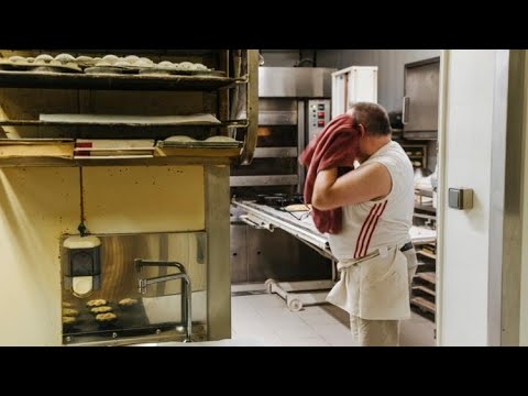 «Honnêtement, c'est très dur» : boulangers, serveurs et ouvriers sous pression de la canicule thumbnail