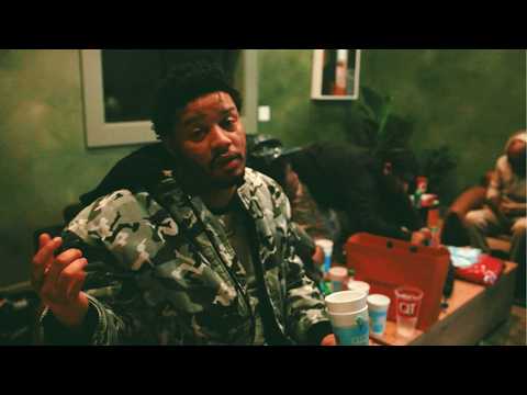 Veeze  - Wrong place, Wrong time  (Official Music Video) thumbnail
