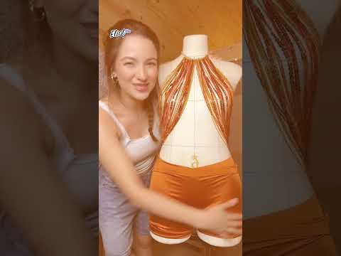 LOS OUTFITS MÁS IMPACTANTES QUE HA CREADO VALERIA VILLALOBOS. ¡HIZO UN VESTIDO QUE PESA 15 KILOS! thumbnail