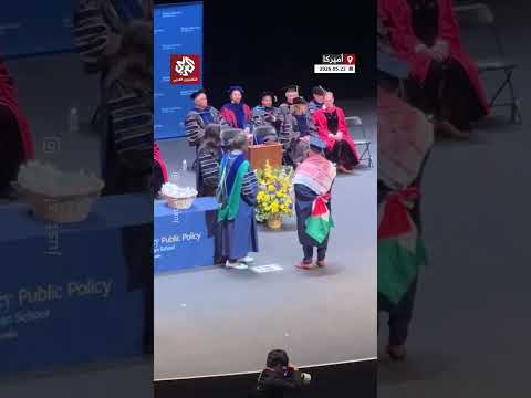أستاذ بجامعة كاليفورنيا يرفض تسليم شهادة التخرج لطالب رفع العلم الفلسطيني thumbnail