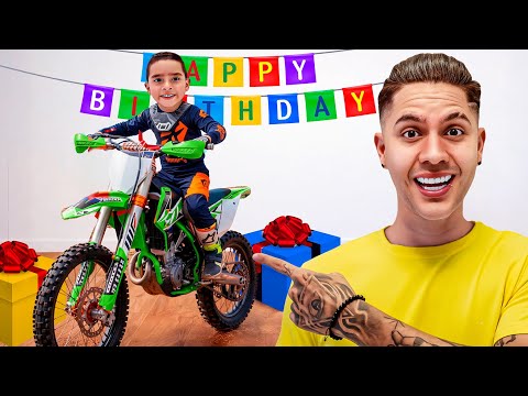 COMPRANDO los MEJORES REGALOS de CUMPLEAÑOS a JUANITO thumbnail