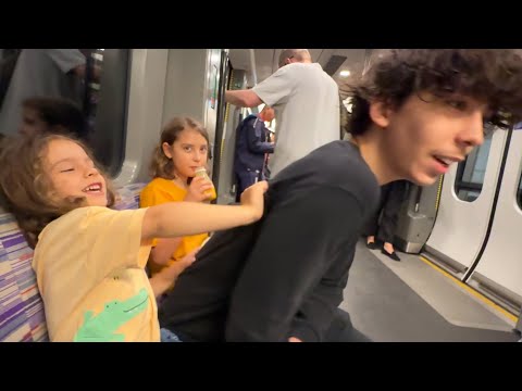ضرب اخوه الكبير في القطار امام الناس thumbnail