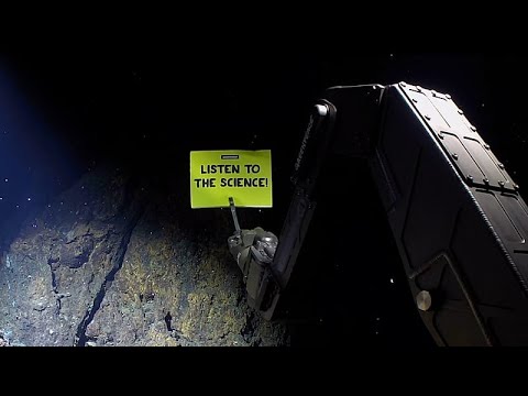 Une bannière Greenpeace déployée à 2 300 mètres sous l’océan thumbnail