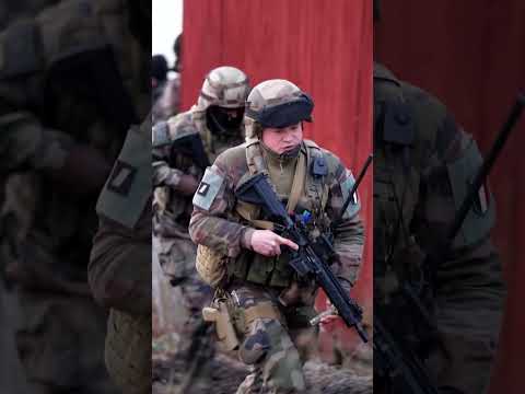 Poutine profite de la fonte des glaces pour installer ses bases militaires thumbnail