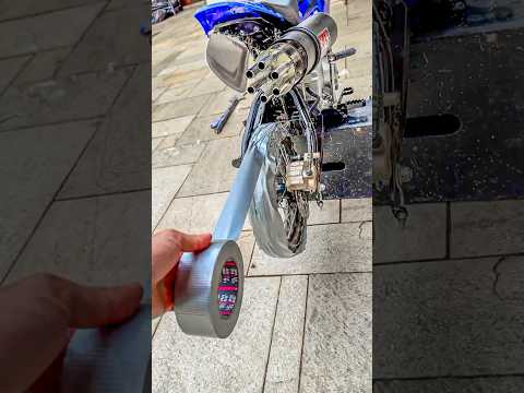 É possível fazer um PNEU DE SILVER TAPE e sair PILOTANDO? 🤯🏍️ thumbnail