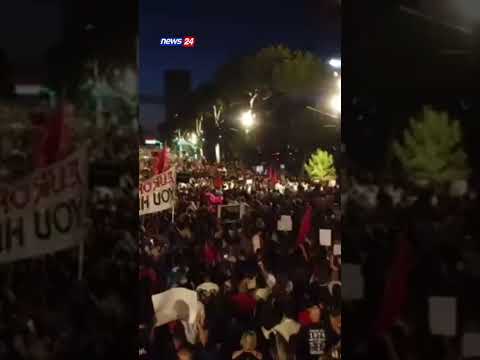 “Rama jepe dorëheqjen!”, mijëra qytetarë marshim në Bulevard: Ju erdhi fundi! thumbnail
