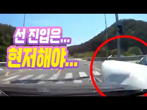 27229회. 적색 점멸 신호 사거리에서 오른쪽에서 달려오는 차와 사고가 났는데, 상대가 대로 블박차가 소로! 이럴 때 과실은? thumbnail