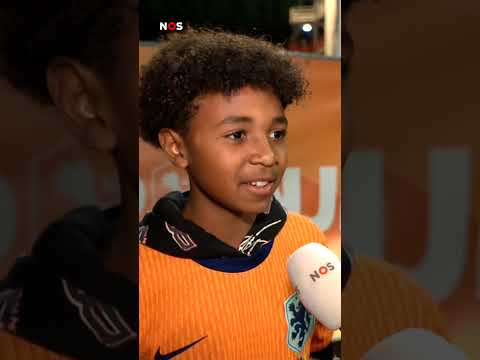 Oranjespelers met kinderen, neefjes en nichtjes op het veld thumbnail
