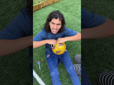 C’est quoi l’intérieur du ballon ? 😱 #challenge #24heures #humoristefrancais #football #humour ￼ thumbnail