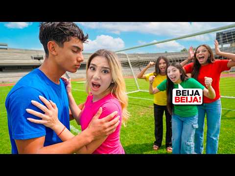 X1 Valendo Beijo…. Beatriz VS Popular**  thumbnail