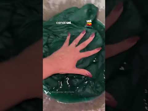 Mulher se surpreende com quantidade de tinta que vestido soltou ao lavar thumbnail