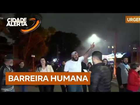 SP: protestantes formam barreira humana em busca de moradias no Jaguaré thumbnail