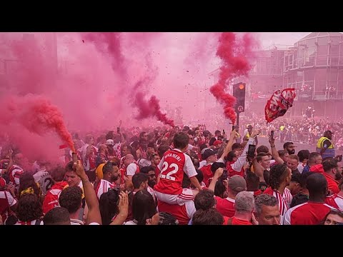 Les fans d’Arsenal envahissent Londres pour le défilé de la victoire thumbnail