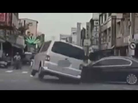 毒蟲開贓車被追，路口猛撞 thumbnail