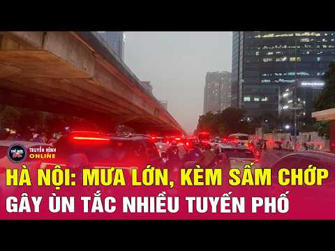 Xuất hiện cơn mưa lớn kèm sấm chớp ở Hà Nội: Nhiều tuyến phố ùn tắc thumbnail