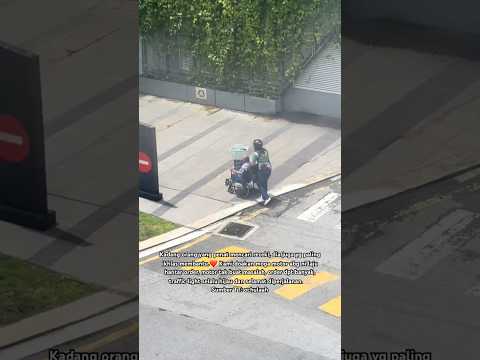 Sebaknya abg rider ni pilih utk berhenti nak tolong pakcik tu.?? thumbnail