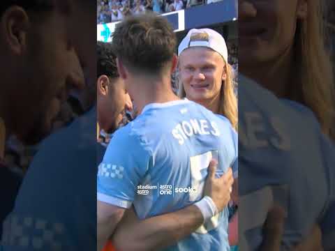 John Stones bids farewell to an impromptu guard of honour thumbnail