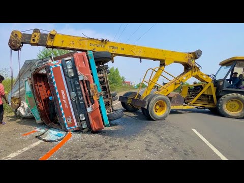 TATA 14 Tyre LPk Truck Accident on Highway Escort Hydra Rescued Safely thumbnail
