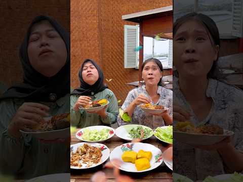 FIRST TIME IYEM MAKAN DIKEDAI 😋 thumbnail