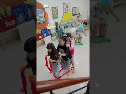 1 thùng bánh gạo Kun cho đội nào đi cà kheo nhanh hơn, team con gái và team con trai đại chiến thumbnail