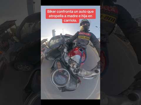 Biker confronta un auto que previamente había hecho algo mal en la carretera. thumbnail