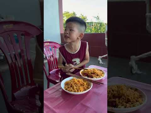 Em trai hiểu chuyển chia đồ ăn cho anh | Tippi Vips #tippitv #tippivips thumbnail