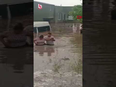 Doğu Akdeniz'de yoğun sağanak! Caddeleri su bastı! O anlar cep telefonu kamerasıyla kaydedildi. thumbnail