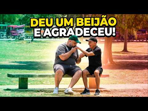 PEGADINHA - Deu um beijão e agradeceu o carinho! thumbnail